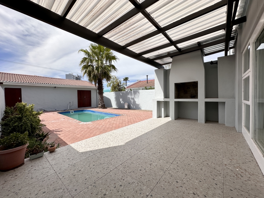 4 Bedroom Property for Sale in Bloubergrant Western Cape